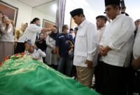 Ketua Umum Partai Gerindra Prabowo Subianto melayat ke rumah duka Wakil Ketua Umum Partai Gerindra Desmond Junaidi Mahesa. (Dok. Tim Media Prabowo Subianto)  