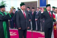 Presiden Joko Widodo resmi melantik Djan Faridz dan Gandi Sulistiyanto Soeherman sebagai anggota Dewan Pertimbangan Presiden (Wantimpres). (Dok. Kominfo.go.id)