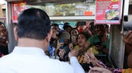 Menteri Pertahanan Prabowo Subianto menunggu giliran jajan takoyaki di tengah suasana heboh masyarakat menyambut kedatangannya. (Dok. Tim Media Prabowo Subianto)