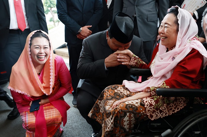 Menteri Pertahanan RI (Menhan) Prabowo Subianto menemui istri Presiden RI ke-4 Abdurrahman Wahid atau Gus Dur, Sinta Nuriyah Wahid. (Dok. Tim Media Prabowo) 