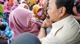 Ketua Umum Partai Gerindra Prabowo Subianto saat bersama Masyarakat. (Facbook.com/@Prabowo Subianto)  