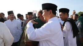 Ketua Umum Partai Gerindra Prabowo Subianto saat bersama Masyarakat. (Facbook.com/@Prabowo Subianto)  