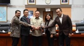 Wakil Ketua DPR RI Lodewijk F. Paulus tetapkan penggantian pimpinan Komisi I DPR RI. Pimpinan Komisi I DPR RI dari unsur Fraksi Partai Gerindra kepada Sugiono di Gedung Nusantara, DPR RI, Senayan, Jakarta. (Dok. DPR RI)