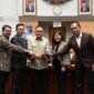 Wakil Ketua DPR RI Lodewijk F. Paulus tetapkan penggantian pimpinan Komisi I DPR RI. Pimpinan Komisi I DPR RI dari unsur Fraksi Partai Gerindra kepada Sugiono di Gedung Nusantara, DPR RI, Senayan, Jakarta. (Dok. DPR RI)