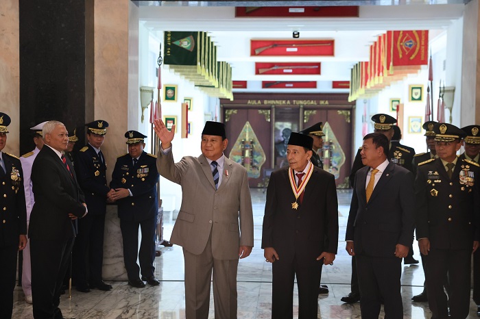 Menteri Pertahanan Prabowo Subianto memberikan penghargaan Penganugrahaan Dharma Pertahanan kepada Anggota Wantimpres Habib Muhammad Luthfi bin Ali Bin Yahya. (Dok. Tim Media Prabowo) 