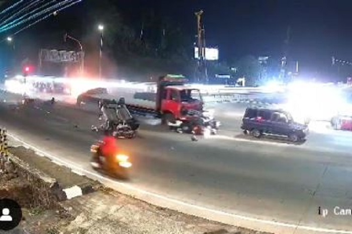 kecelakaan truk yang terjadi di exit Tol Bawen Kabupaten Semarang. (Instagram.com/@informasiseputarsemarang) 