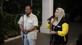 Ketua Umum Partai Gerindra Prabowo Subianto menyambut kehadiran putri almarhum Presiden keempat RI Abdurrahman Wahid atau Gus Dur, Yenny Wahid. (Dok. Tim Media Prabowo Subianto) 
