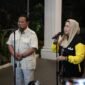 Ketua Umum Partai Gerindra Prabowo Subianto menyambut kehadiran putri almarhum Presiden keempat RI Abdurrahman Wahid atau Gus Dur, Yenny Wahid. (Dok. Tim Media Prabowo Subianto) 
