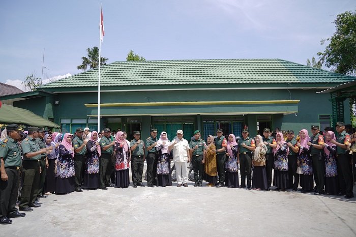 Menteri Pertahanan Prabowo Subianto menyerahkan bantuan 153 unit sepeda motor trail. (Dok. Tim Media prabowo Subianto)