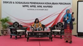 Foto : Naomi Saulina Rentaria Rambe  selaku Analis Senior Deputi Direktur Perizinan Perorangan, Profesi Penunjang dan Lembaga Penunjang Pasar Modal 1 (Duduk) dan, Devy Arveida selaku Analis Deputi Direktur Perizinan Perorangan, Profesi Penunjang dan Lembaga Penunjang Pasar Modal 1 (Berdiri). (Doc.Ist)