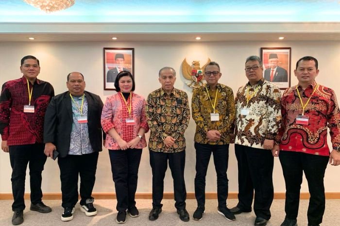 Foto : Ketua Komisioner BNSP, Syamsi Hari, Prof. Amilin, dan NS. Aji Martono Bersama Konjen, BNSP dan Kemendikbud Ristek, dalam rangka Mempererat Kerja Sama Sertifikasi Profesi, Hongkong (21/12/23). (Doc.BNSP)