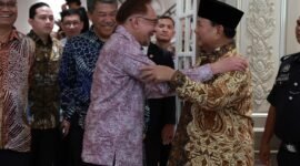 Menteri Pertahanan (Menhan) Prabowo Subianto saat bertemu dengan Perdana Menteri (PM) Malaysia Anwar Ibrahim. (Dok Tim Media Prabowo Suianto)