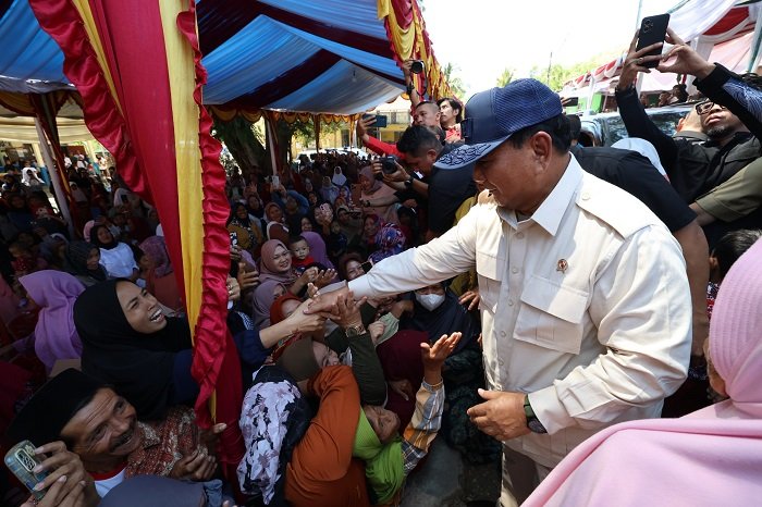 Menteri Pertahanan Prabowo Subianto saat meresmikan lima titik bantuan sumber air bersih yang berpusat di Desa Pamupukan, Kabupaten Kuningan, Jawa Barat. (Dok. TIm Media Prabowo Subianto)