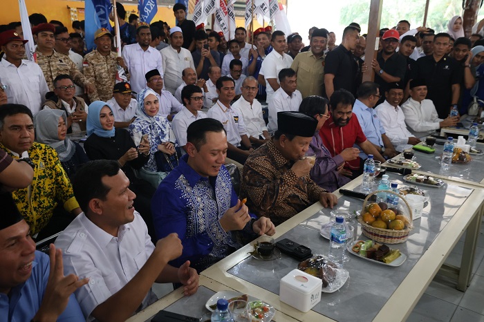Calon Presiden nomor urut 2, Prabowo Subianto Ngopi Bareng Warga dan Relawan di Kedai Kopi Aceh. (Dok. Tim Media Prabowo-Gibran)