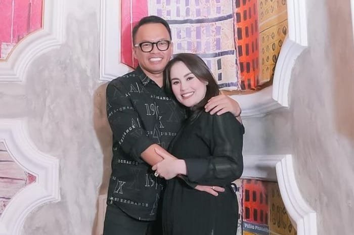 pengusaha properti Faisal Haris bersama isterinya jennifer Dunn. (Instagram.com/@jeje_haris89)