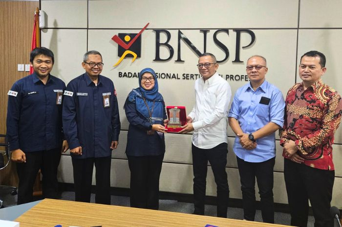 Foto: Ketua BNSP, Syamsi Hari, menyambut Kunjungan Kerja LSP KPK dalam upaya meningkatkan standar kompetensi antikorupsi. (18/1/24).(Doc.BNSP)