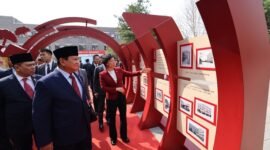Presiden terpilih 2024-2029 Prabowo Subianto menyempatkan untuk berkunjung ke sekolah Beijing No. 2 Middle School, di Dongcheng District, Beijing. (Dok. Tim Media Prabowo)  
