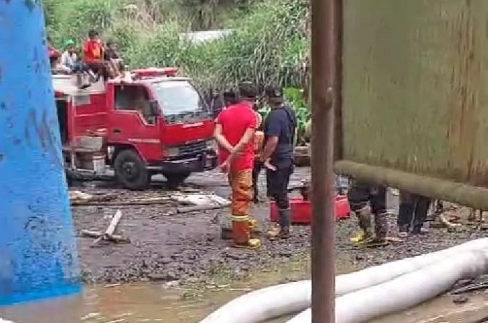 Petugas gabungan melakukan penyedotan air di sisi Jalan Nasional Padang Panjang - Bukit Tinggi, Kabupaten Tanah Datar. (Dok. BPBD Kabupaten Tanah Datar)