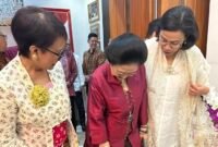 Menteri Keuangan Sri Mulyani dan Menteri Luar Negeri Retno Marsudi bersilaturahmi ke rumah Ketua Umum PDI Perjuangan saat Lebaran. (Facebook.com/@Sri Mulyani Indrawati)