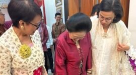 Menteri Keuangan Sri Mulyani dan Menteri Luar Negeri Retno Marsudi bersilaturahmi ke rumah Ketua Umum PDI Perjuangan saat Lebaran. (Facebook.com/@Sri Mulyani Indrawati)