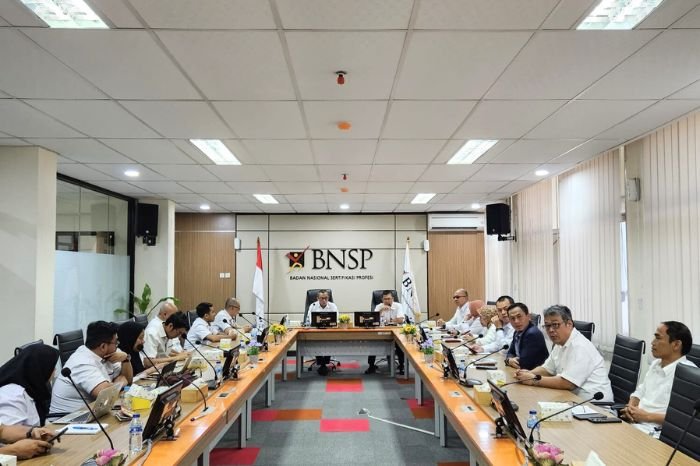 Foto : Pertemuan resmi antara Tim BNSP dan BNPT membahas strategi penyusunan dan implementasi Standar Kompetensi Kerja Khusus bagi Auditor Pelindungan Sarana dan Prasarana. (17/4/24). (Doc.Ist)