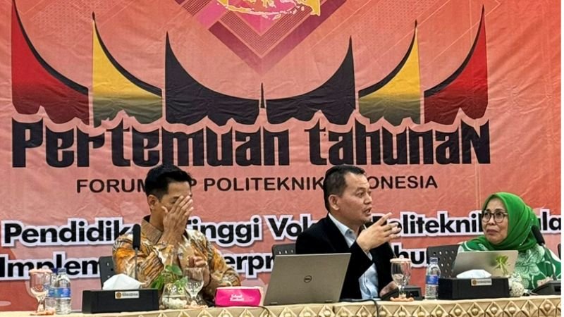 Foto : Prof. Amilin, Komisioner BNSP, memberikan paparan dalam Workshop Nasional di Politeknik Negeri Padang, membahas sertifikasi kompetensi dan implementasi Perpres 68 Tahun 2022, dengan kehadiran 38 perwakilan LSP se-Indonesia. (4/9/24). (Doc.BNSP)