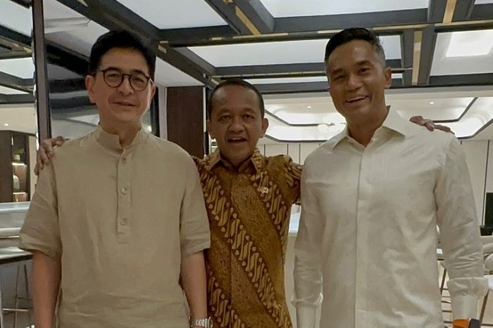 Menteri Energi dan Sumber Daya Mineral (ESDM) Bahlil Lahadalia bersama Ketua Umum Kadin 2021-2026 Arsjad Rasjid, dan Ketua Umum Kadin hasil Munaslub 2024 Anindya Bakrie. (Dok. Istimewa)  