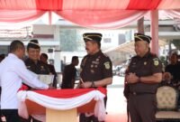 Foto : Ketua BNSP menunjukkan LSP kepada Jaksa Agung Burhanuddin, disaksikan Wakil Jaksa Agung Feri Wibisono dan Kabadiklat Rudi Margono. (Doc.Ist)