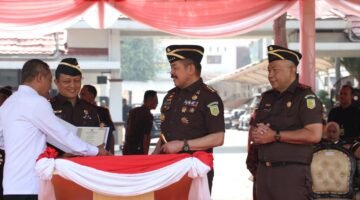 Foto : Ketua BNSP menunjukkan LSP kepada Jaksa Agung Burhanuddin, disaksikan Wakil Jaksa Agung Feri Wibisono dan Kabadiklat Rudi Margono. (Doc.Ist)