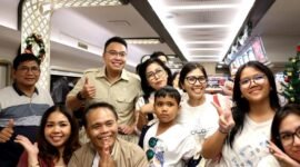 Wamenkomdigi Angga Prabowo disambut antusias para warga yang hendak bepergian di momen Natal 2024 dan Tahun Baru 2025. (Dok Kementerian Komdigi)  