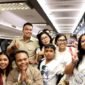 Wamenkomdigi Angga Prabowo disambut antusias para warga yang hendak bepergian di momen Natal 2024 dan Tahun Baru 2025. (Dok Kementerian Komdigi)  