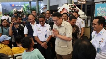 Wamenkomdigi Angga Prabowo disambut antusias para warga yang hendak bepergian di momen Natal 2024 dan Tahun Baru 2025. (Dok Kementerian Komdigi)