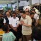 Wamenkomdigi Angga Prabowo disambut antusias para warga yang hendak bepergian di momen Natal 2024 dan Tahun Baru 2025. (Dok Kementerian Komdigi)