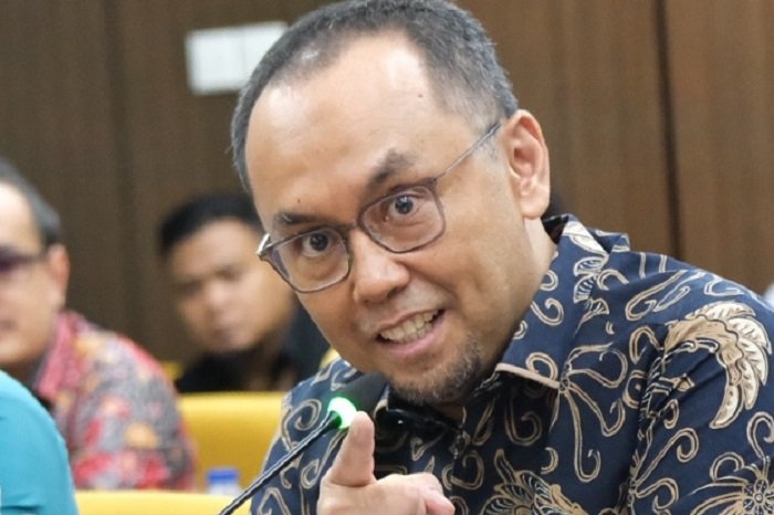 2. Ivan Yustiavandana menjelaskan efektivitas pemblokiran rekening terindikasi judi online dalam rapat bersama Komisi III DPR. (Facebook.com @PPATK )