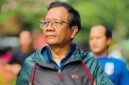 Mahfud MD angkat dua jempol saat menilai reshuffle kabinet Prabowo. (Facebook.com @Mahfud MD)