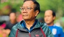 Mahfud MD angkat dua jempol saat menilai reshuffle kabinet Prabowo. (Facebook.com @Mahfud MD)