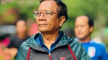 Mahfud MD angkat dua jempol saat menilai reshuffle kabinet Prabowo. (Facebook.com @Mahfud MD)