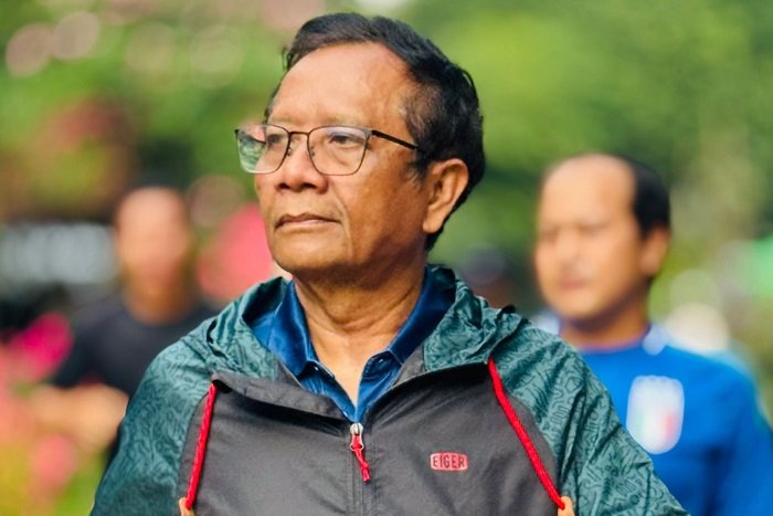 Mahfud MD angkat dua jempol saat menilai reshuffle kabinet Prabowo. (Facebook.com @Mahfud MD)